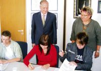 Drei junge Leute unterschrieben bei der Süd-Chemie Zeolithis GmbH ihre Ausbildungsverträge. Foto: Neumann