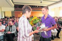 Philip Burandt erhält seinen Lehrvertrag. Der Sandersdorfer beginnt jetzt im Bildungszentrum seine Ausbildung zum Facharbeiter für Abwassertechnik. Sein Lehrbetrieb ist die Chemiepark GmbH. (FOTO: THOMAS RUTTKE)