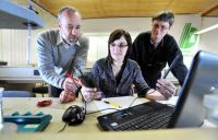 Ruth Konieczny, die erste Physiklaborantin, die im Bildungszentrum Wolfen-Bitterfeld ihre praktische Ausbildung absolvieren konnte, bei der Auswertung mit Mathias Stölzer (l.) und Jens Lange vom Prüfungsausschuss der Martin-Luther-Universität Halle-Wittenberg. (FOTO: ANDRÉ KEHRER)