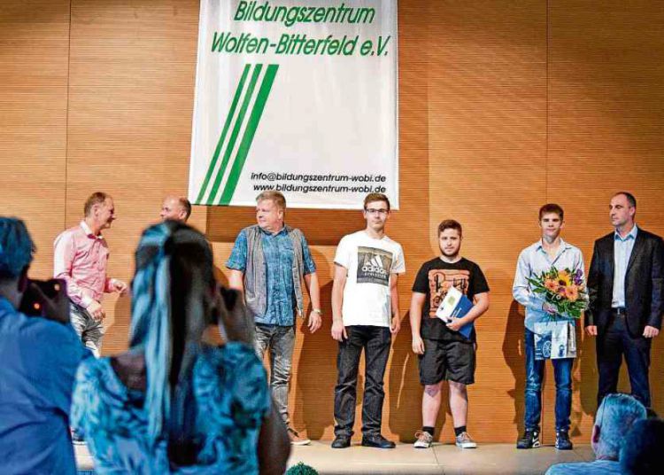 Insgesamt 40 Auszubildende des Bildungszentrums Wolfen-Bitterfeld sind am Freitag freigesprochen worden. Sie haben gute Perspektiven. FOTO: ANDRÉ KEHRER